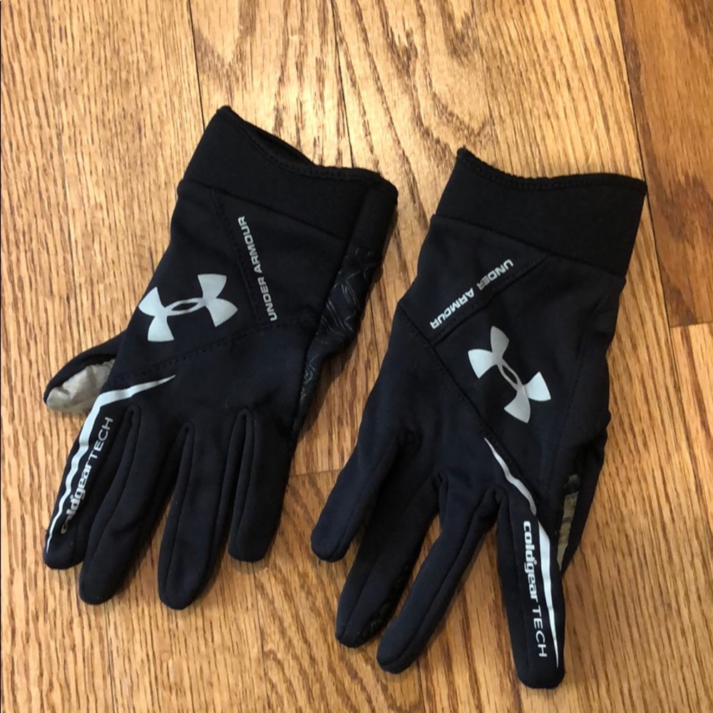 Under Armour black running gloves and Lulu shirt